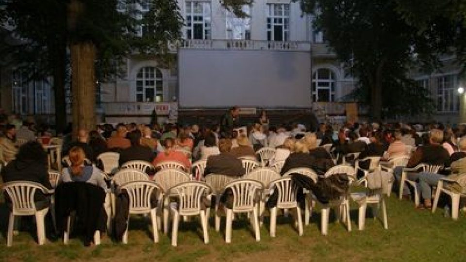 Slavnostní uvedení filmu Případ nevěrné Kláry v letním kině na zahradě ČRo Regina