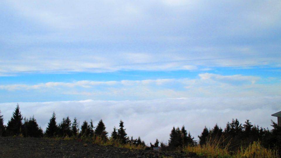 mlhové peřiny nad krajinou pod Klínovcem