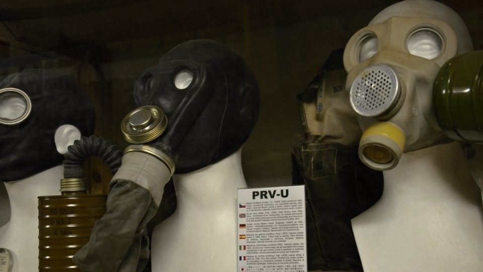 Vojenské plynové masky, podrobnosti se dočtete na popiskách