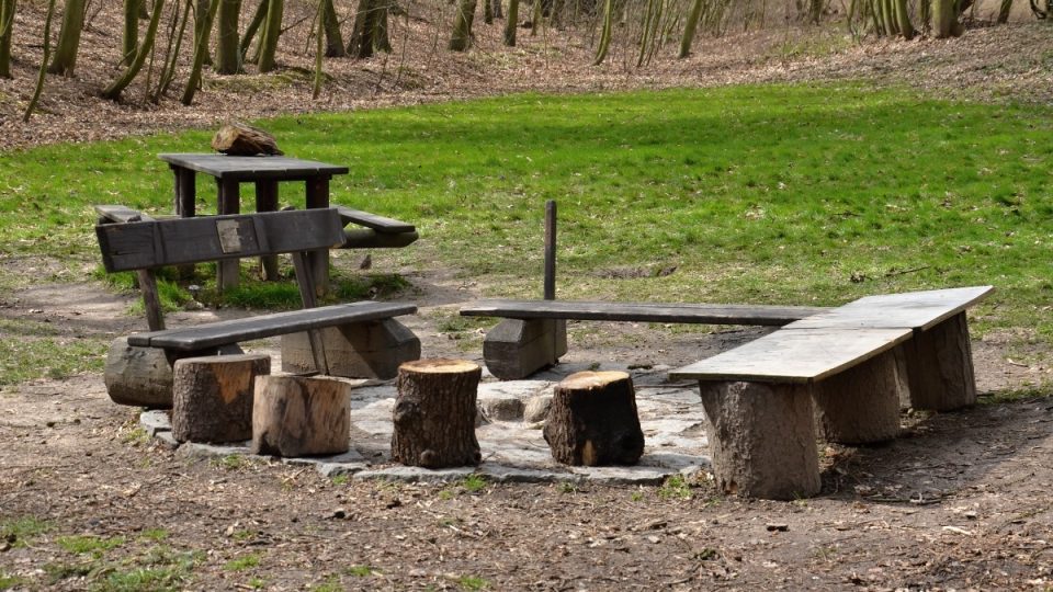 Piknikové místo s ohništěm, posezením a zásobou dřeva