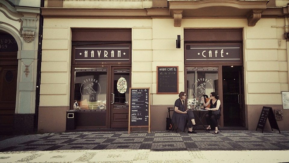 Vchod do Havran Café v Praze 8