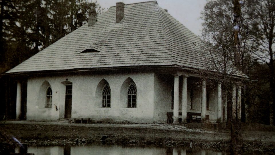 Empírový lovecký zámeček Lusthaus už v Zemské bráně nestojí, vyhořel v roce 1936