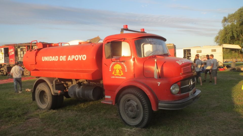 Stařičké hasičské auto v bivaku