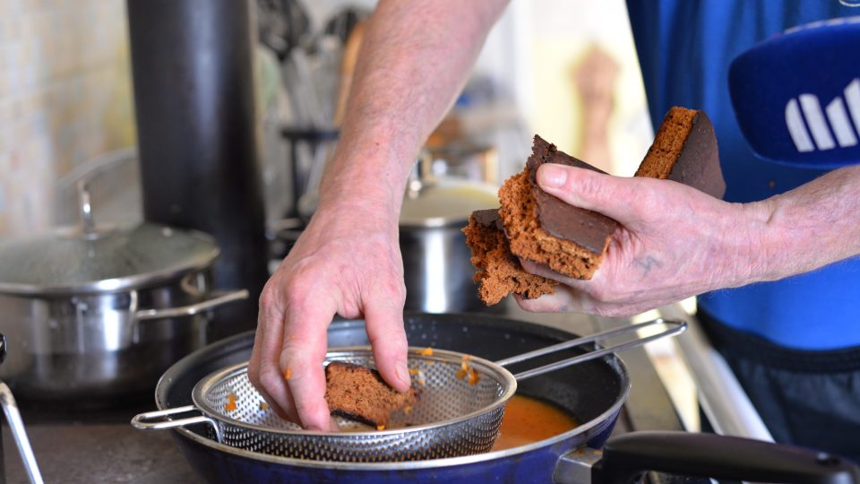 Do omáčky propasírujeme i rozmočený perník na strouhání