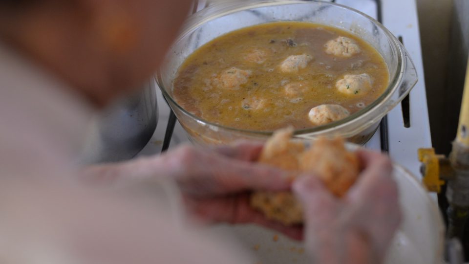 Z těsta na knedlíky vytvarujeme kuličky budoucích knedlíčků, které vložíme do vařící směsi s jazyky a uvaříme společně v jednom hrnci