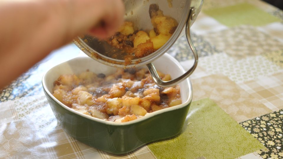 Připravenou směs dáme do formy vymazané máslem a zasypeme centimetrovou vrstvou drobenky