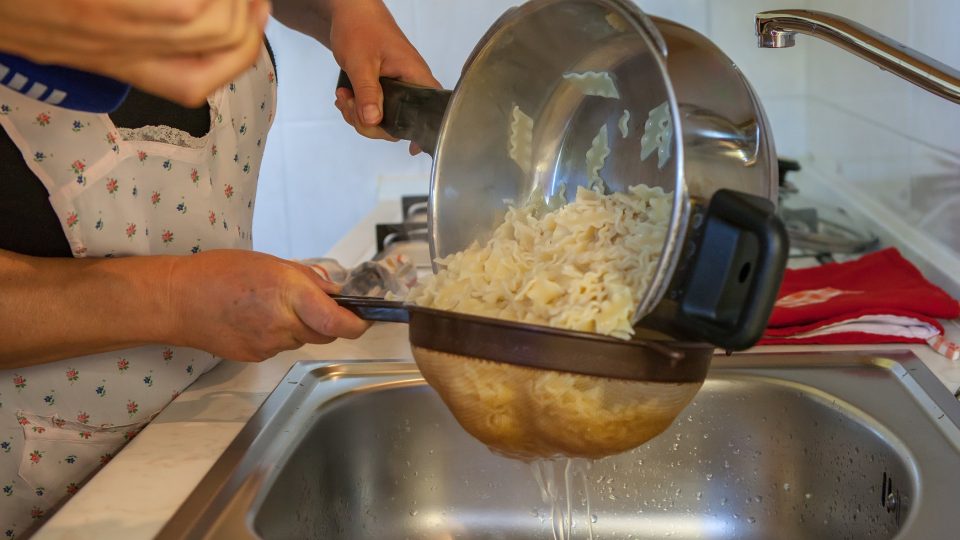 Po uvaření scedíme a přidáme k orestované cibuli a bramborám