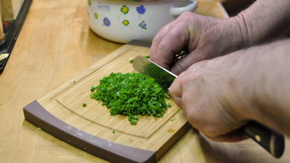 rkonošské kyselo můžeme dozdobit nasekanou čerstvou pažitkou nebo libečkem