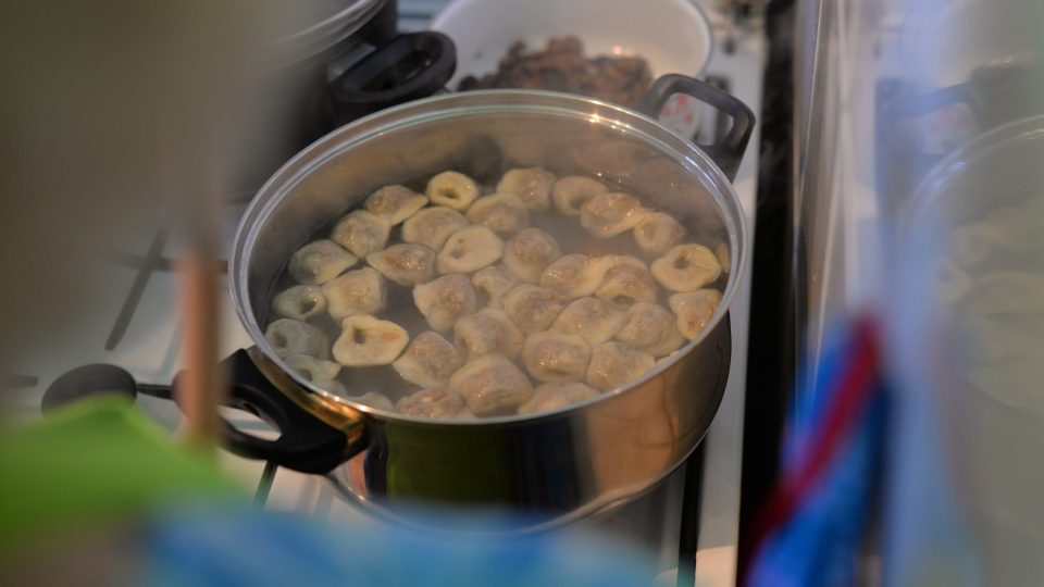 Kapsičky vaříme ve vroucí osolené vodě, dokud nevyplavou napovrch