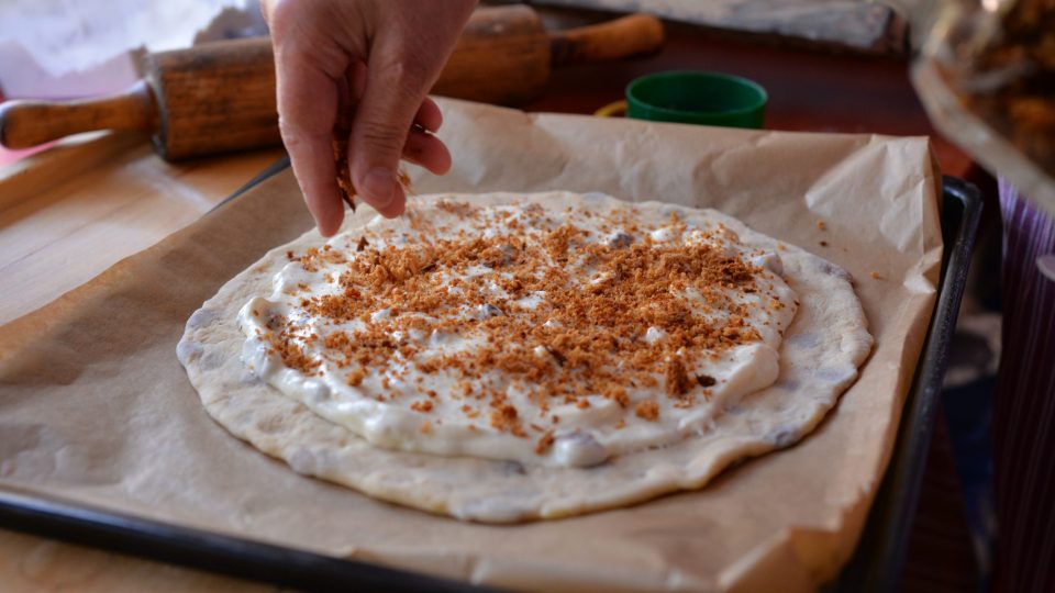 Necháme jen suché okraje na šířku asi 3 cm. Tvaroh posypeme strouhaným perníkem