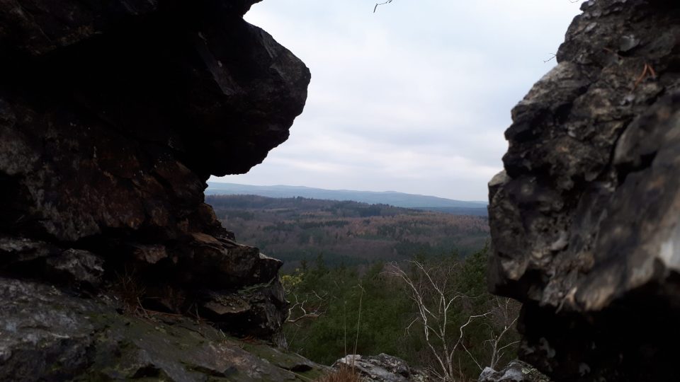 Členité skály vytvářejí přirozené vyhlídky na křivoklátské lesy