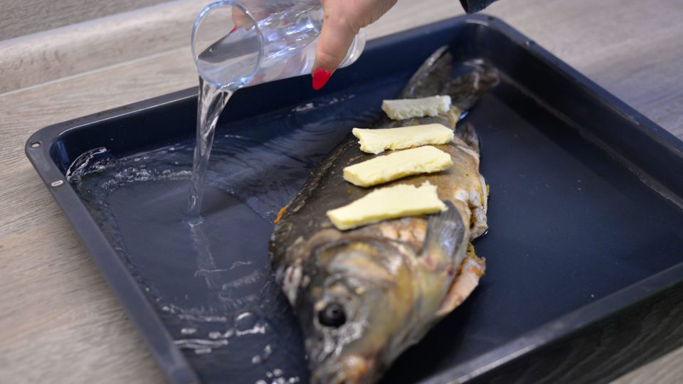 Vodu přilijeme před pečením a dále během pečení podle potřeby, aby kapr zůstal vláčný