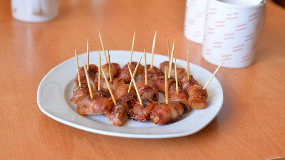 Hříbky zabalené ve slanině a zapečené v troubě