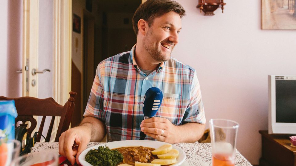 Patrik Rozehnal i natáčecí tým dostali výborný oběd v podobě výpečků se špenátem a bramborovým knedlíkem