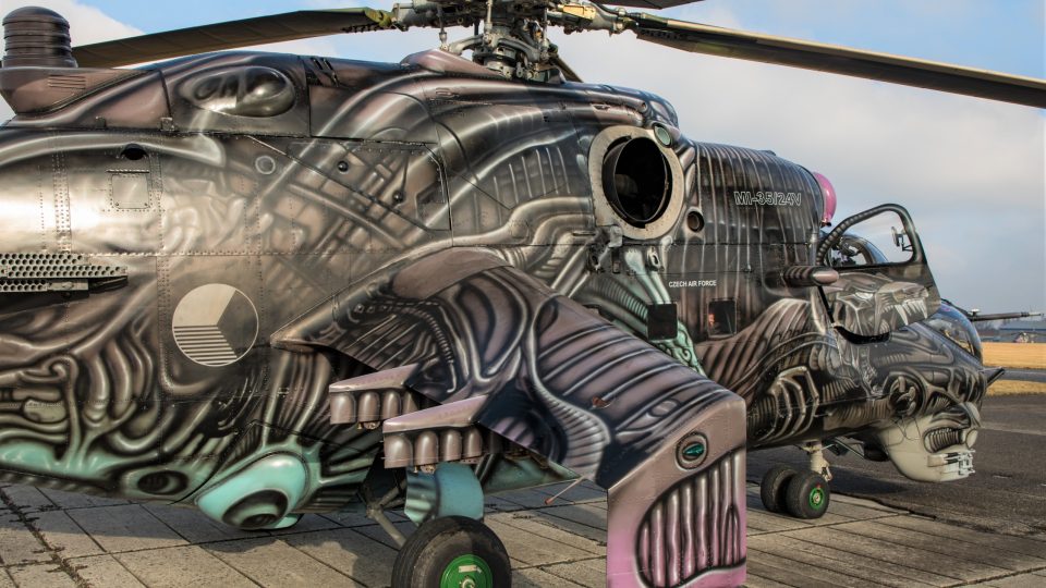 Nástřiky obou vrtulníků Mi-24/35 č. 3366 Alien a 3369 Liberator byly provedeny v lakovně Závodu letadel LOM PRAHA s.p.
