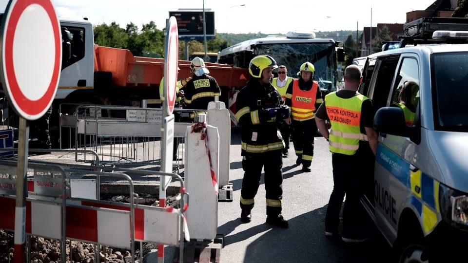 Střet autobusu MHD a nákladního vozidla v Praze 4