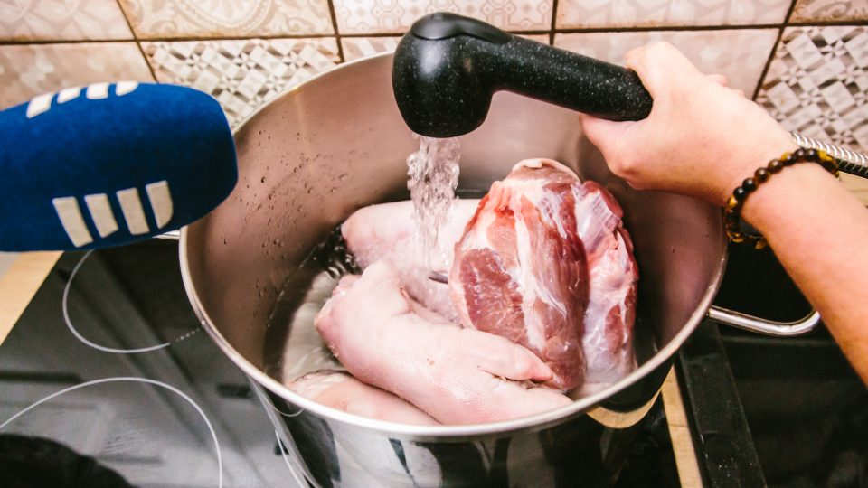 Maso vložíme do velkého hrnce a zalijeme vodou, aby bylo celé potopené