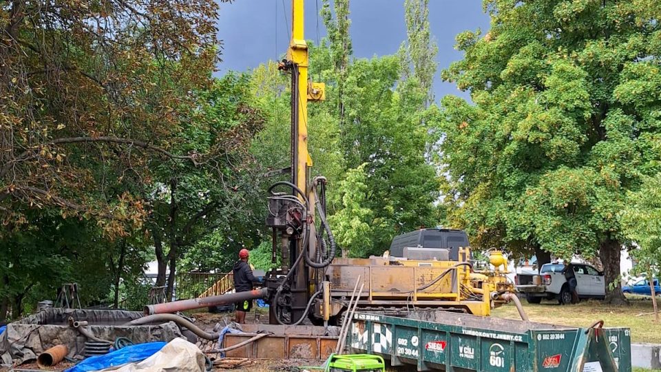 V areálu Vojenské nemocnice v pražských Střešovicích pracují geologové a vrtné soupravy | foto: Ludmila Křesťanová, Český rozhlas V areálu Vojenské nemocnice v pražských Střešovicích pracují geologové a vrtné soupravy