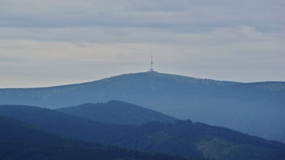 Praděd je jednou ze tří věží, které jsou ze Zlatého Chlumu k zahlédnutí