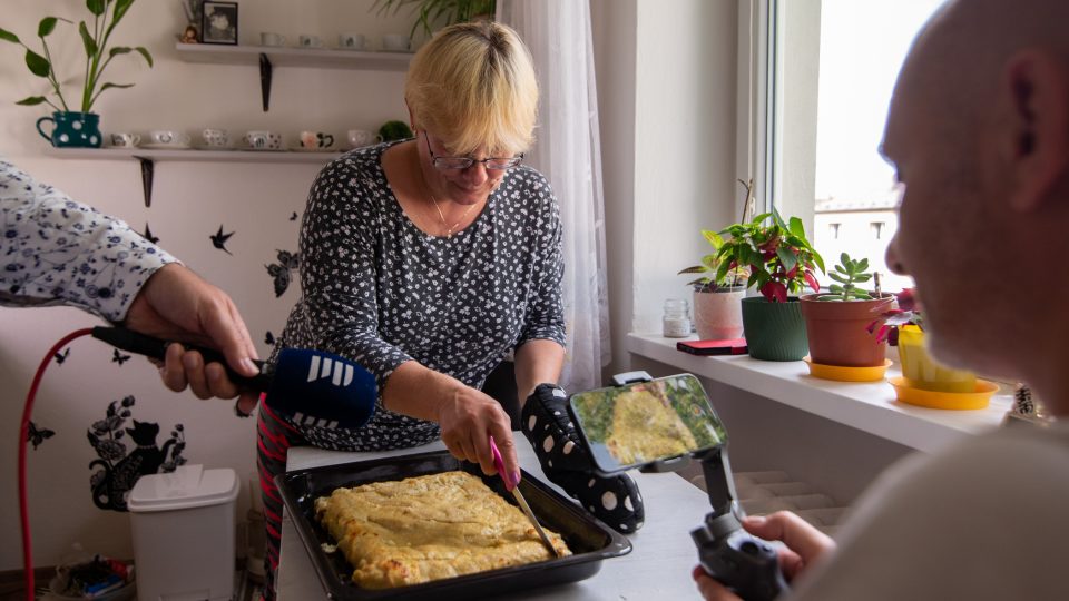 Beata Pilchová vyndala upečené těsto, které nakrájela na kostky