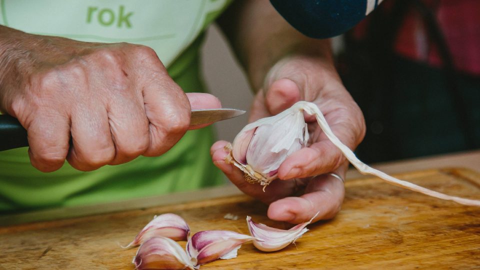 Do česnekové omáčky potřebujeme hodně česneku