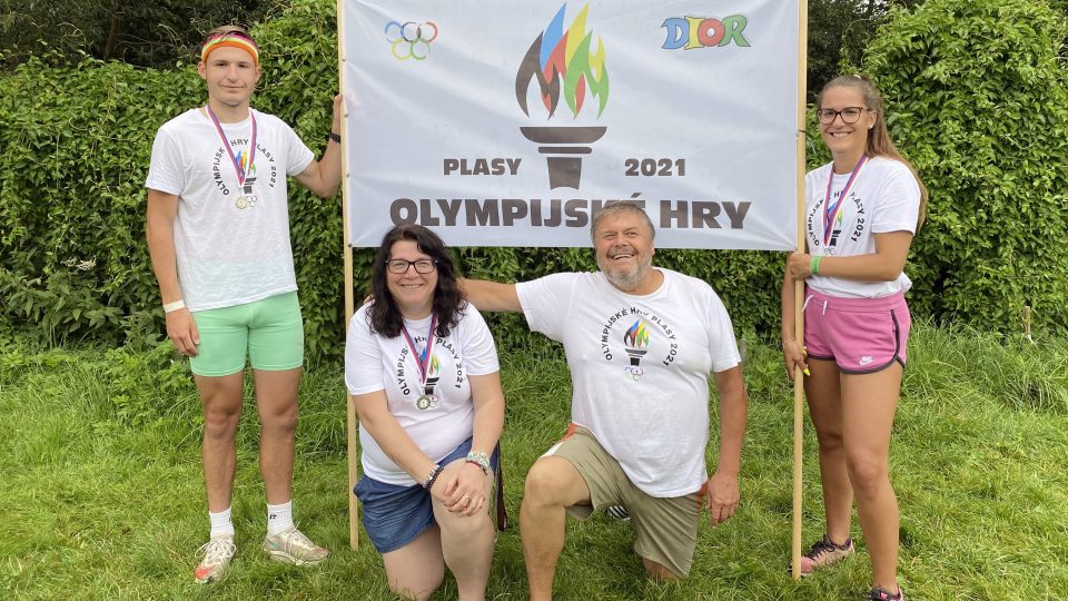 Zakladatel pionýrské skupiny Divoká Orlice Pavel Hubert (třetí zleva)