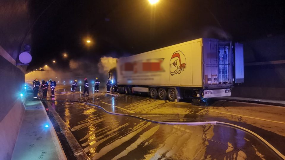 V Lochkovském tunelu na Pražském okruhu začal po půlnoci hořet kamion
