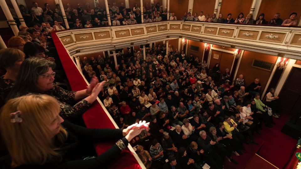 Divadlo bylo nabité a zábava velkolepá