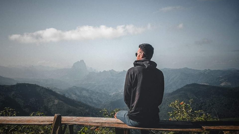 Laos - ranní výhled na hory na jahodové farmě