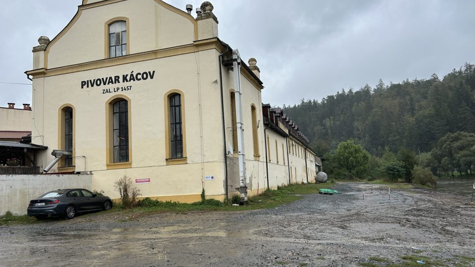 Kvůli obavám ze zatopení zastavil pivovar Kácov výrobu a stěhuje technologie