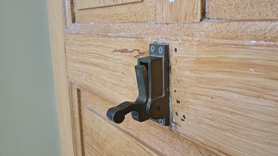 Původní mechanismus na držení dveří | foto: Soňa Vaicenbacherová, Český rozhlas Původní mechanismus na držení dveří