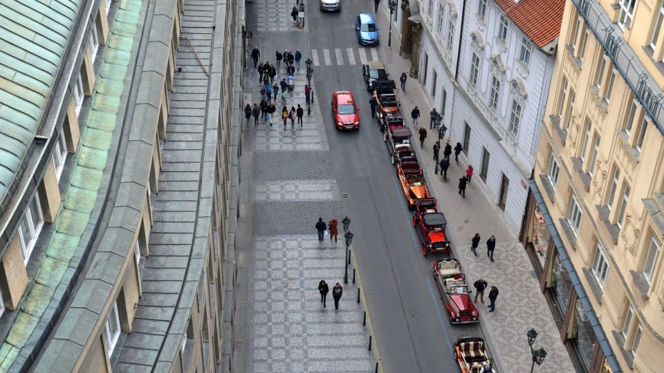 Pohled z ochozu do Celetné ulice