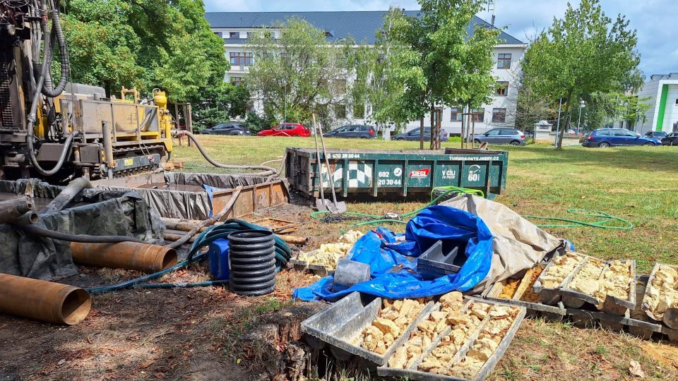 V areálu Vojenské nemocnice v pražských Střešovicích pracují geologové a vrtné soupravy | foto: Ludmila Křesťanová, Český rozhlas V areálu Vojenské nemocnice v pražských Střešovicích pracují geologové a vrtné soupravy