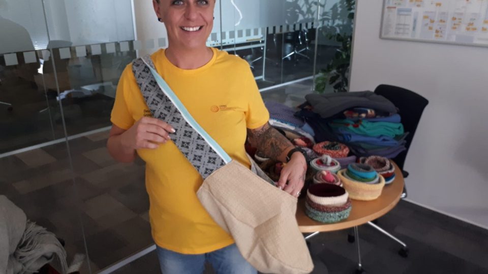Monice Cholenské se z kanceláře stal sklad textilu na pomoc zvířatům v Austrálii