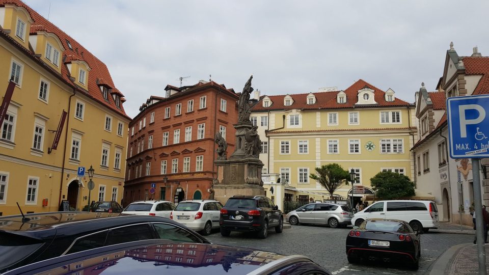 Nejstarší pošta v Praze, žlutá budova vlevo, na Maltézském náměstí