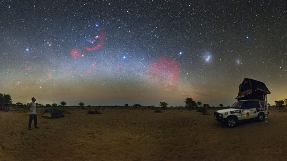 Snímek dne NASA - Obloha nad pouští Kalahari - Botswana, Afrika