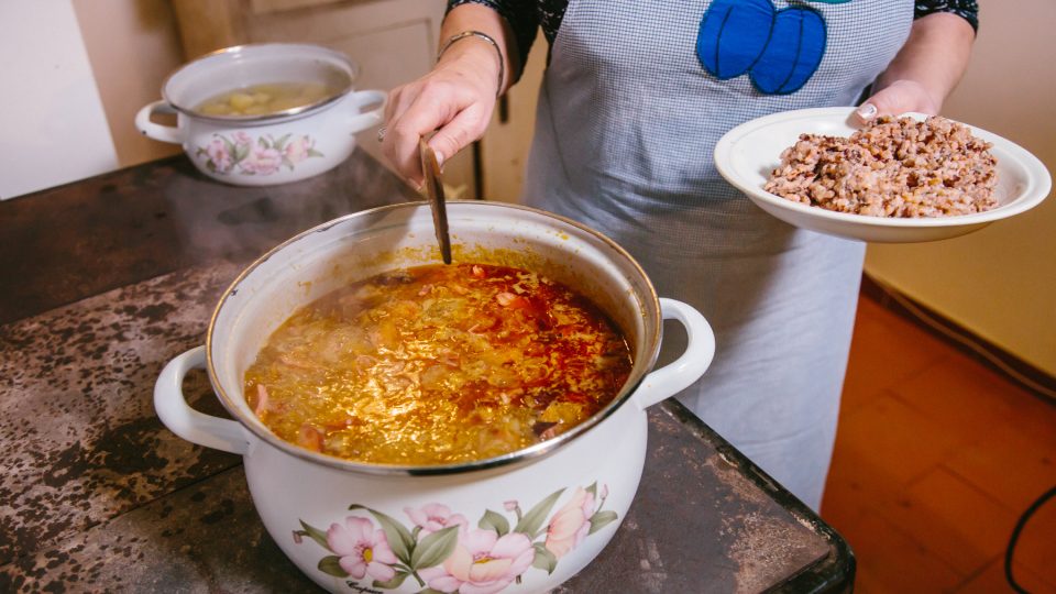 Na zahuštění polévky se použije kůže z kolene, kterou nameleme na strojku