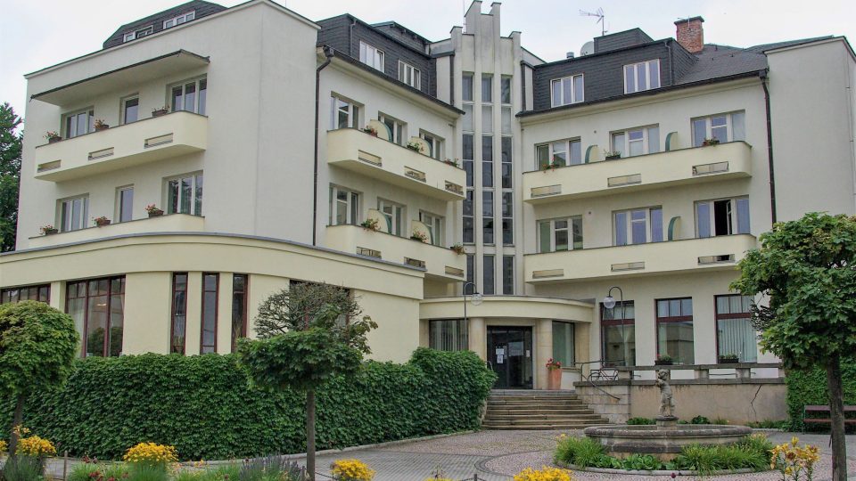 Hotel Grand na promenádě v Lázních Bělohrad