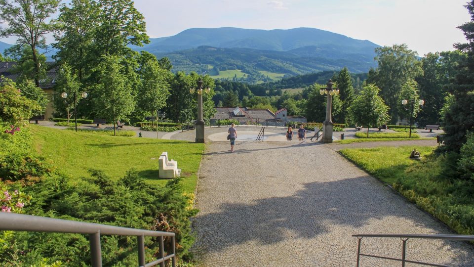 Od průčelí Priessnitzových léčebných lázních a ještě lépe z věžičky lze přehlédnout celé panorama Hrubého Jeseníku