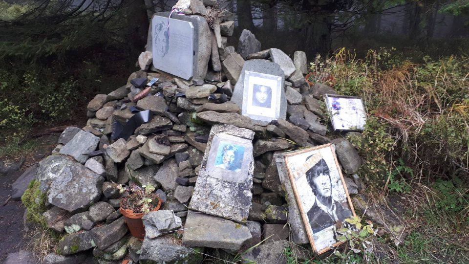 Místo tajných setkání odpůrců komunistického režimu. Pomník Johna Lennona z roku 1982