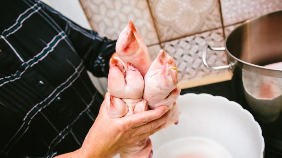 Na babiččin sulc budeme potřebovat tři vepřové nožičky