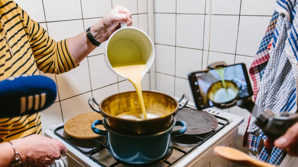 Krém na lačnou pýchu se šlehá nad vodní lázní až do zhoustnutí