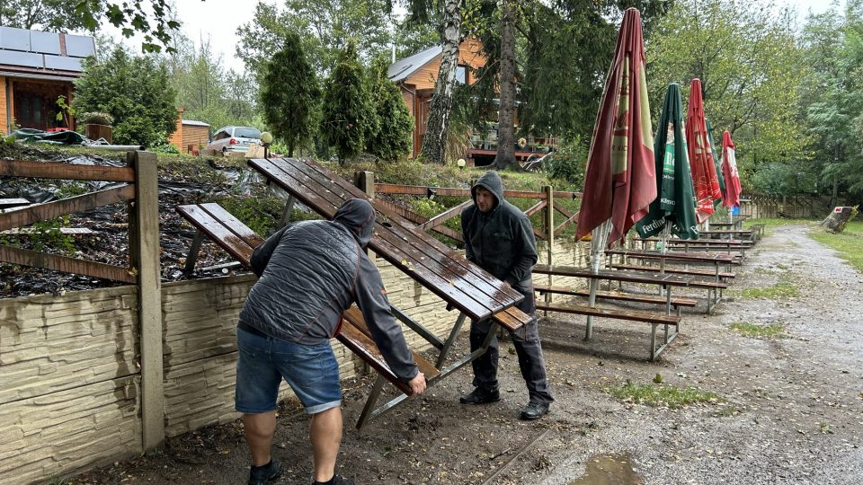 Kempy u Sázavy stěhují od vody vybavení. Je mezi nimi i kemp Omaha u Kácova