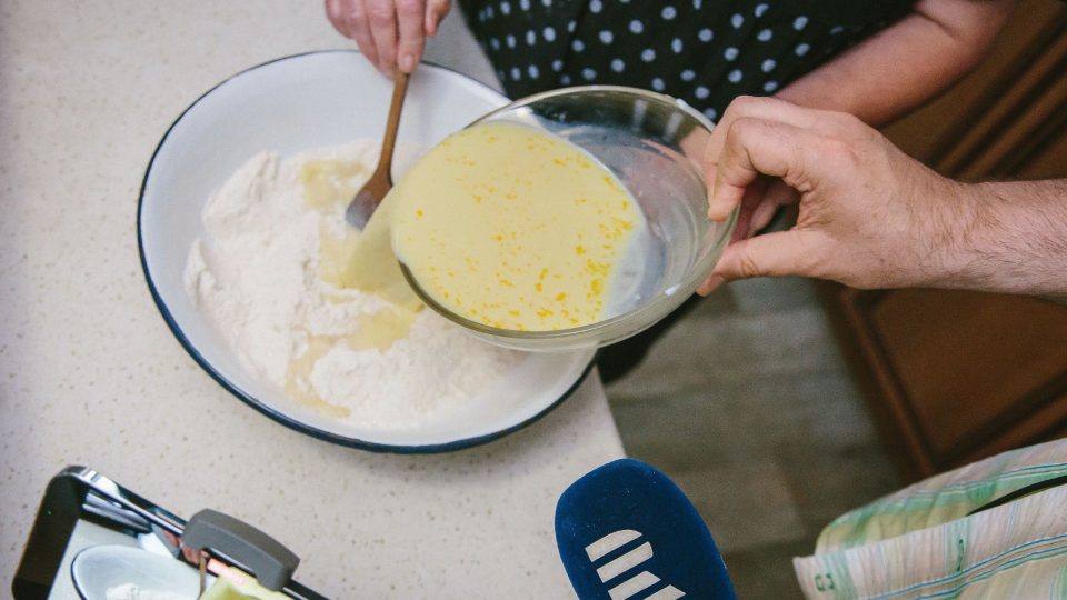 Tekutou směs na lívance přilijeme do té suché, zamícháme a necháme chvilku odpočinout