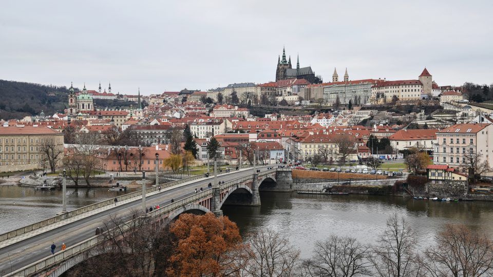 Výhled z Rudolfina na Vltavu a Pražský hrad
