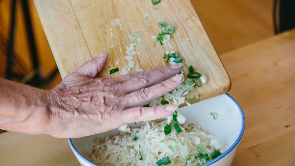 Do směsi na sýřenky patří cibulka a pažitka. Můžeme přidat ale i další bylinky