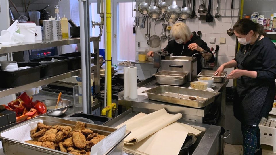 Zaměstnanci Mlsné kavky připravují balíčky pro lidi v nouzi