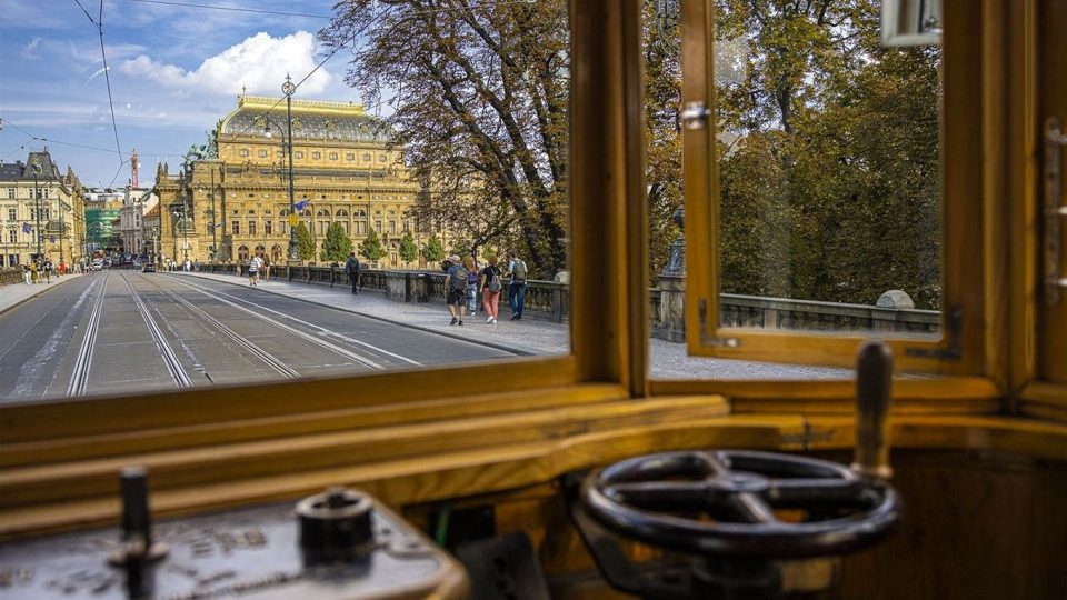 Historická tramvaj míjí Národní divadlo
