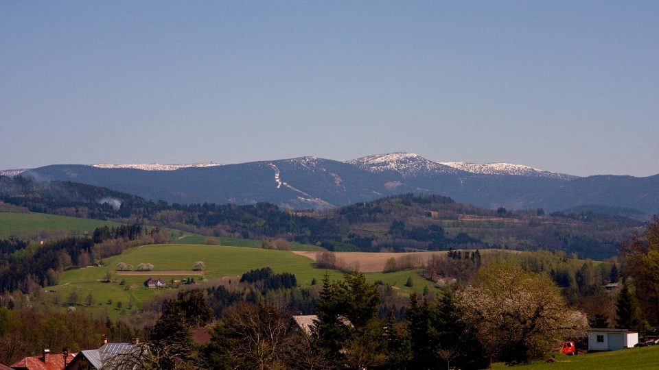 Pohled na jarní Krkonoše