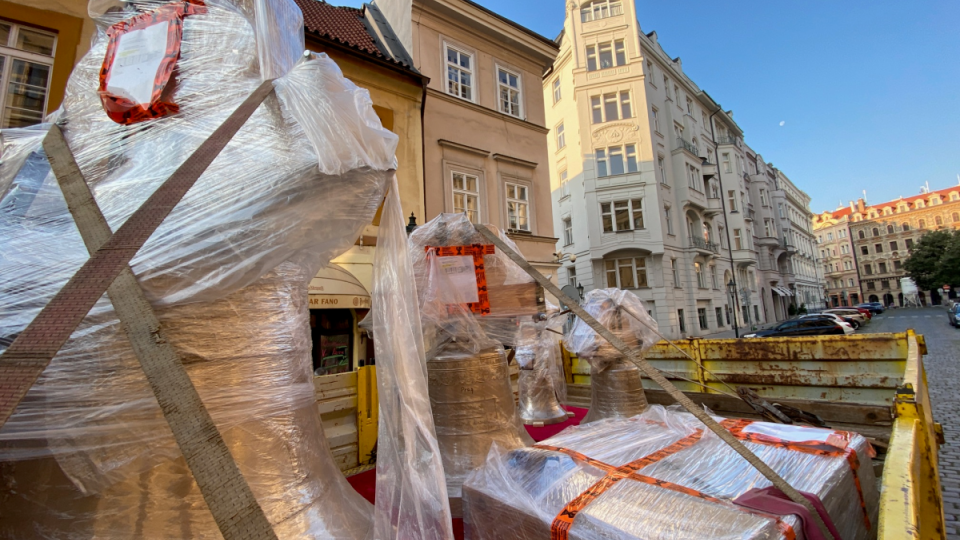 Nové zvony pro dva kostely na Starém Městě dorazily z Rakouska do Prahy